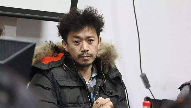 王学兵一家四口罕见现身,身材发福脸黑成碳,随地乱丢垃圾素质差_儿子