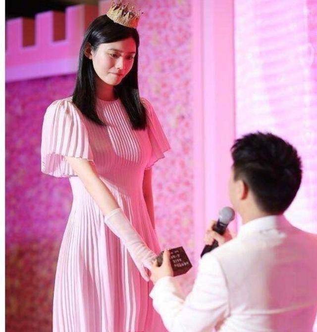 奚梦瑶官宣怀二胎,老公紧随其后并自嘲地位下降,父子同框很有爱_何猷