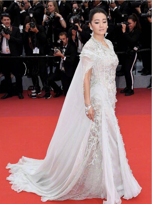 "国际影后"巩俐:戛纳为她清场三分钟,金马奖为何黑脸拒绝颁奖_典礼