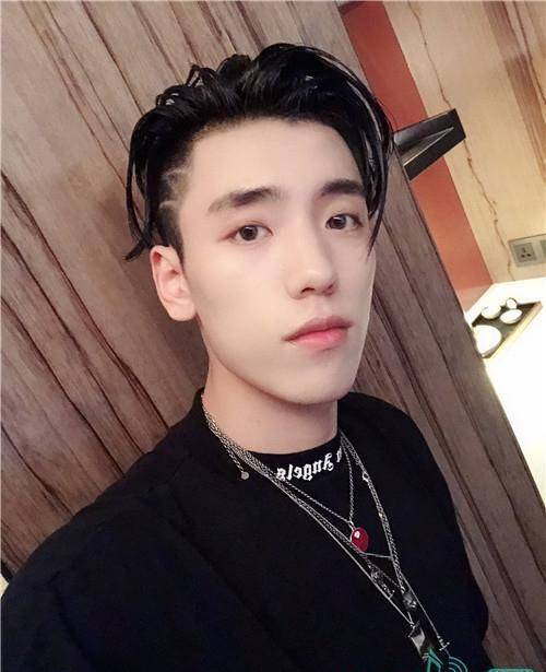 王子异发素颜自拍,您的精致男孩已冒泡_工作_生活_微博