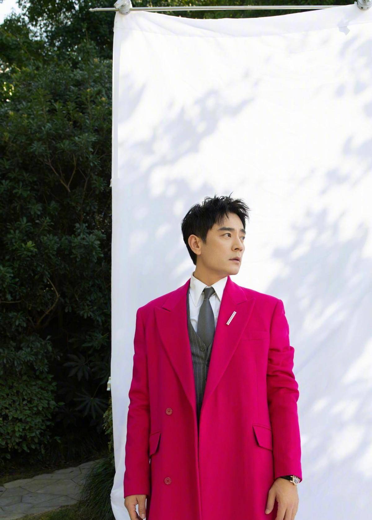 李光洁身穿一套火龙果色,点亮gq盛典红毯!