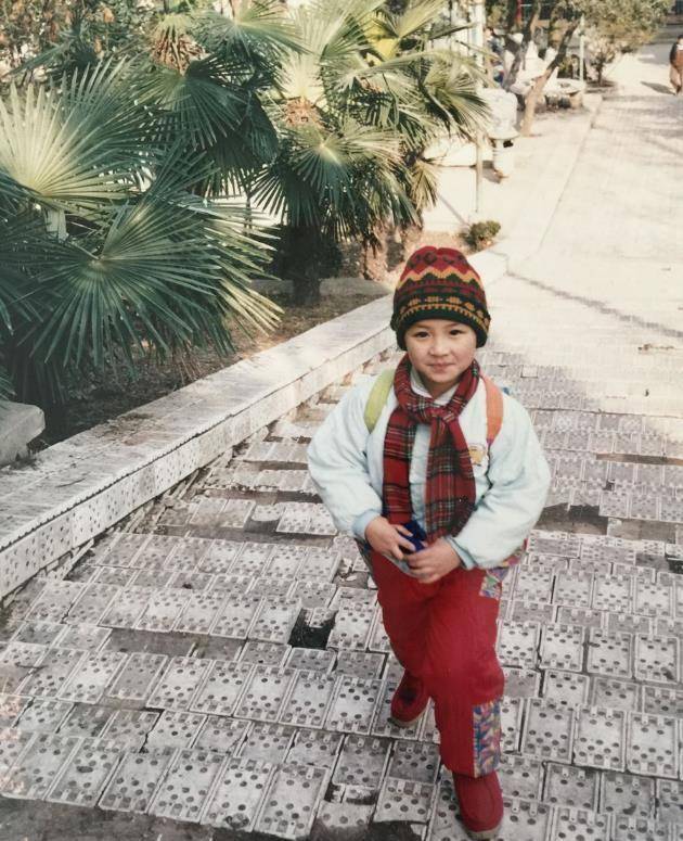 童年时的马思纯,几岁时的服装很有年代感,戴上红领巾十分有朝气_生活