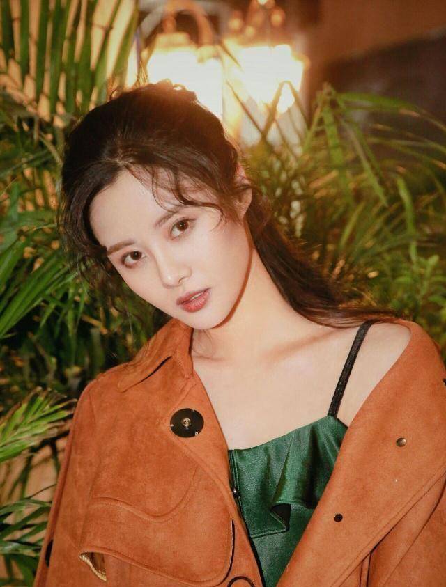 演员隋雨蒙长相甜美俏皮可爱,一身橘色装扮时尚靓丽颇具青春活力