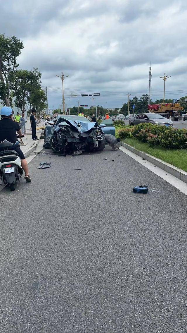 极氪001撞路灯,A柱未变形,车主很安全_搜狐汽车_搜狐网