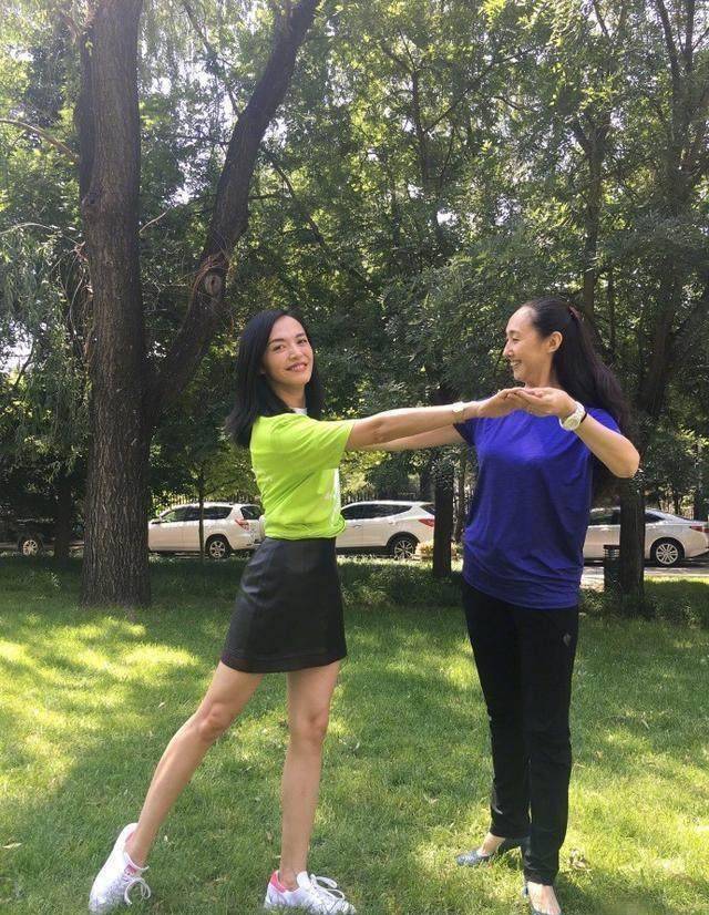 姚晨一边和老师跳舞,一边开心的对着镜头笑着,看得出来姚晨这次参加