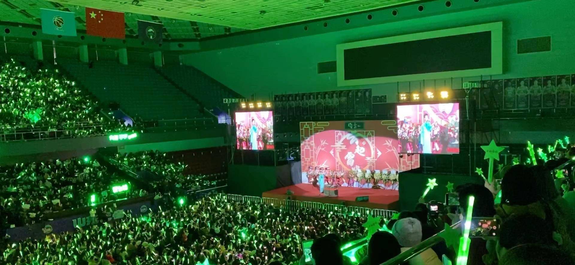 他们想效法张云雷的应援色碧海,做一些发光的扇子,头饰,衣服.