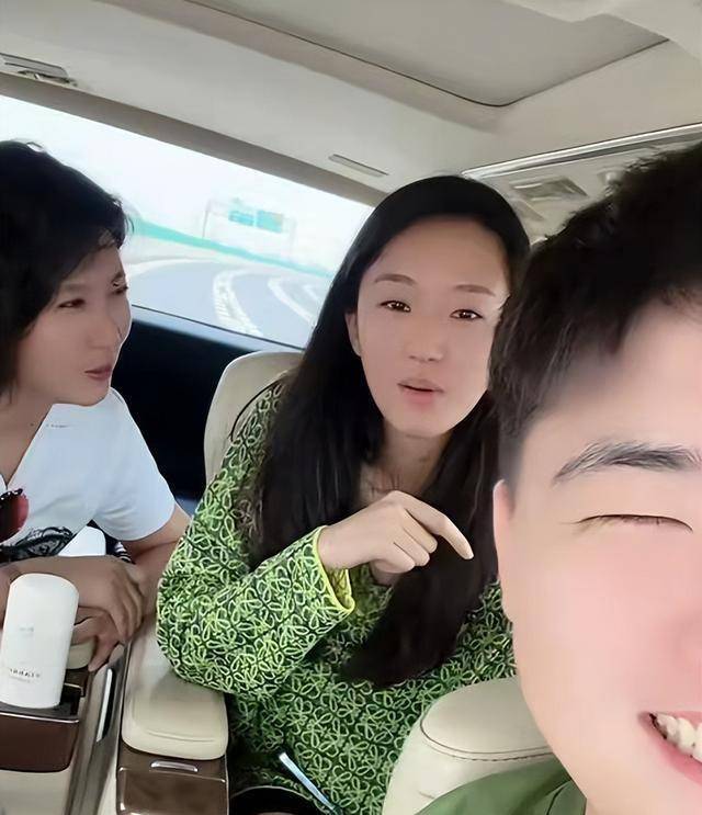 之后林傲霏就带着妈妈和老婆做起游戏,中途徐梦迪因为说错话笑得前俯