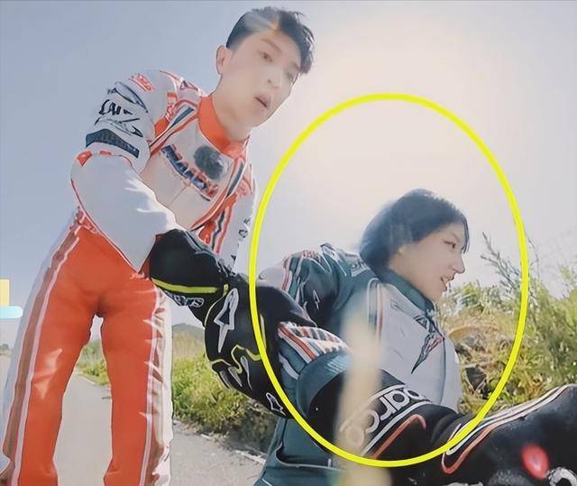 好不容易回到休息室后,程潇第一反应竟然是认真复盘比赛,这把马伯骞看