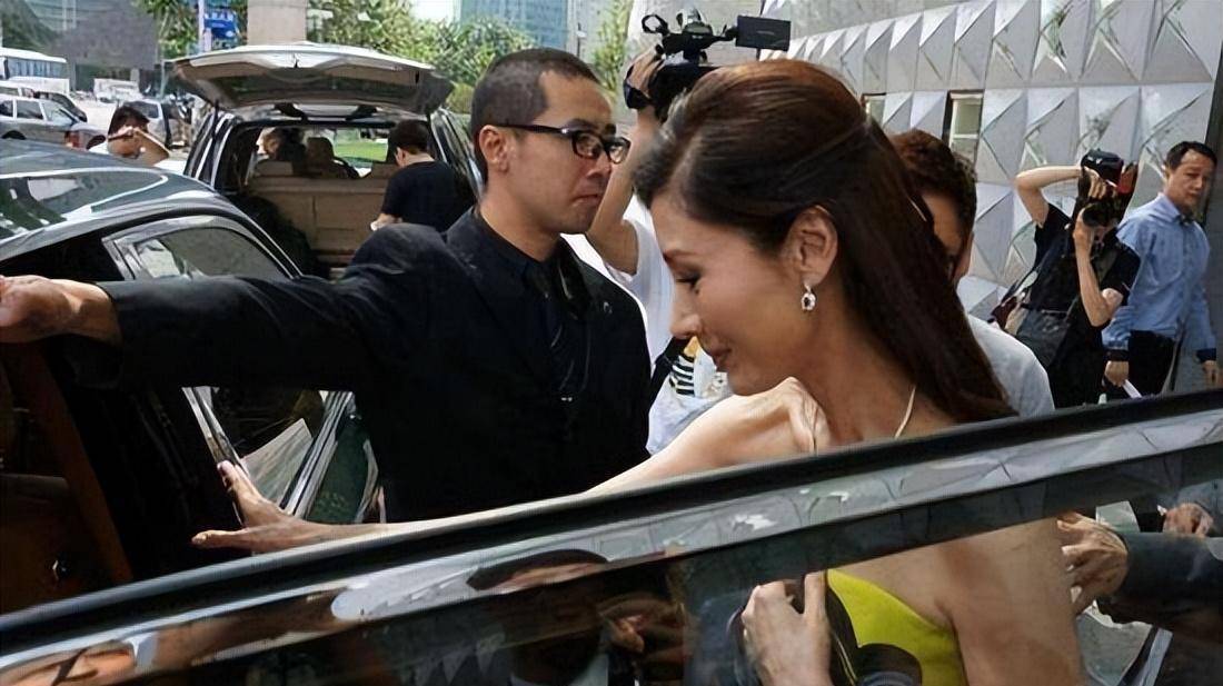 52岁李嘉欣看起来像40岁女人,坐豪华游艇开劳斯莱斯,活得很潇洒_生活