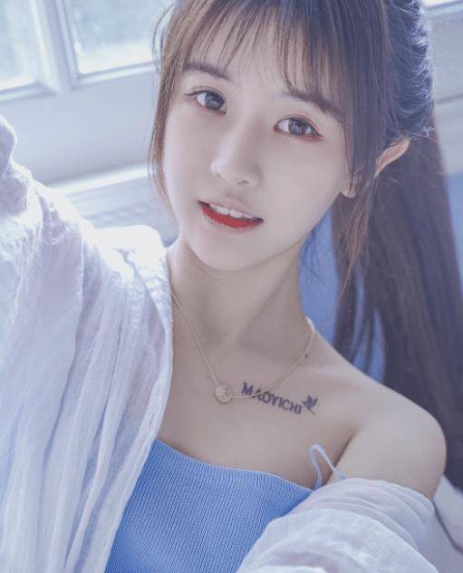 从照片中我们可以看到,杨清柠不但身材很好,而且皮肤