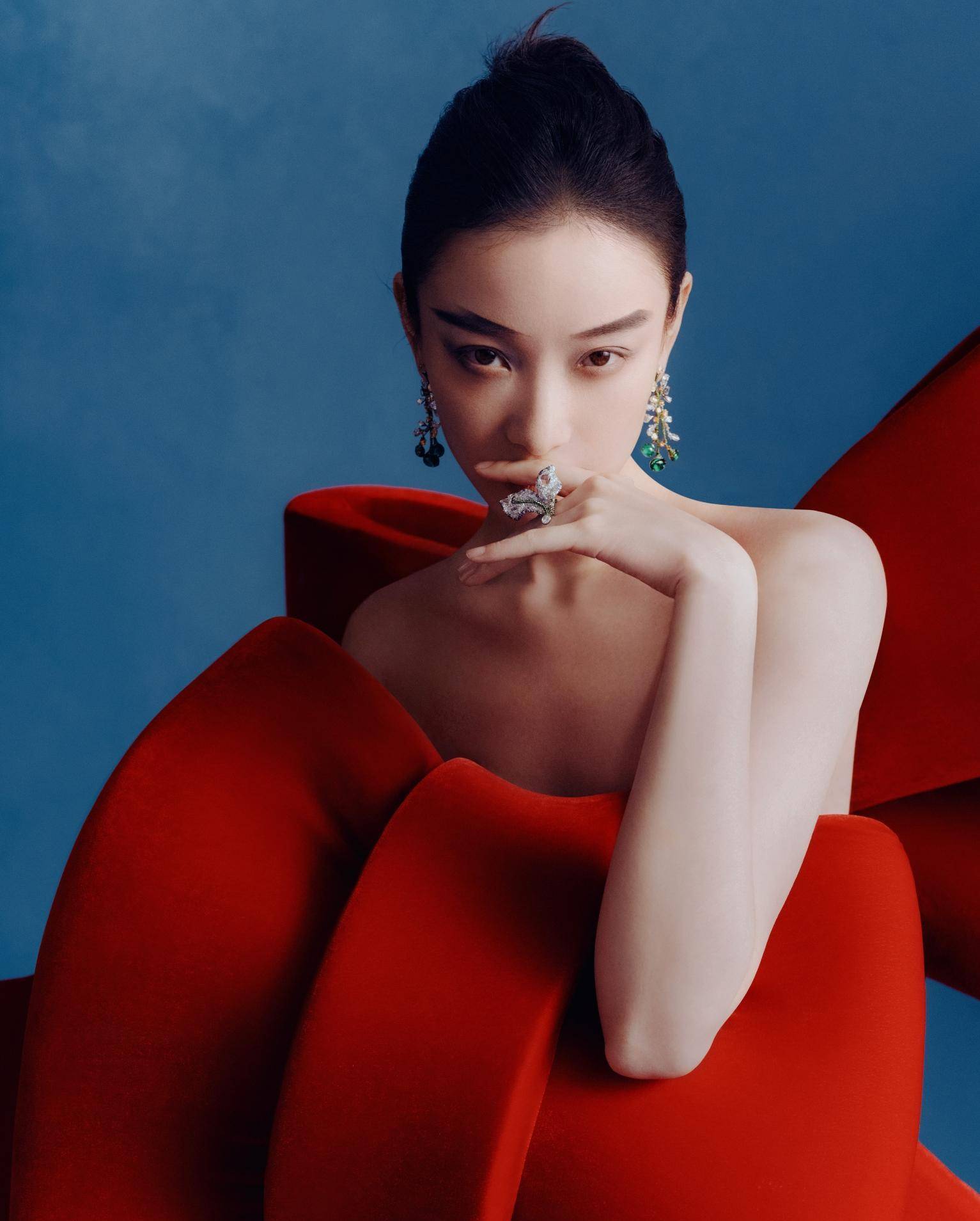 倪妮wonderland六月号封面,她穿长裙秀蝴蝶骨,好美_印花_时尚_红色