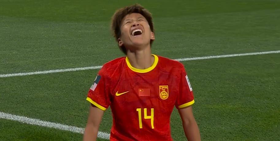 张睿掷边线球违例后粗鲁犯规染红 我们女足半场闷平海地_前场_国足