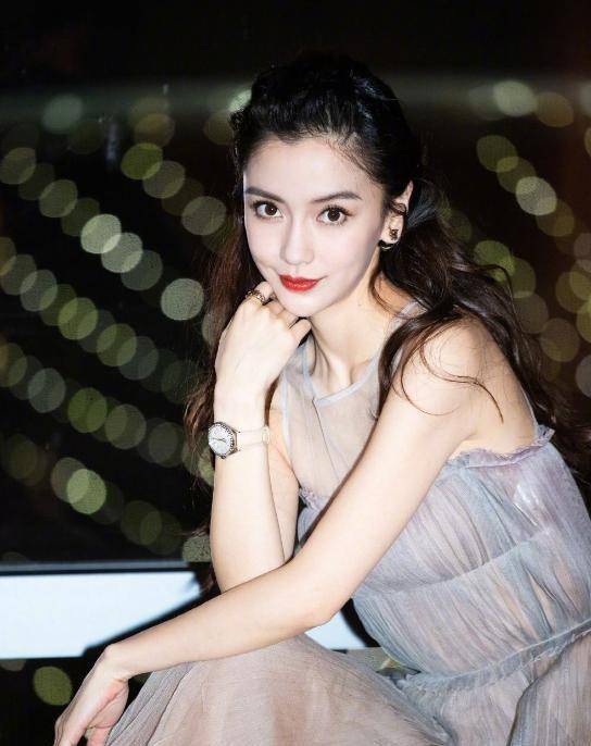 杨颖赖冠霖拍戏被偶遇,两人全程冷脸相对,多位助理打伞防晒到位_baby