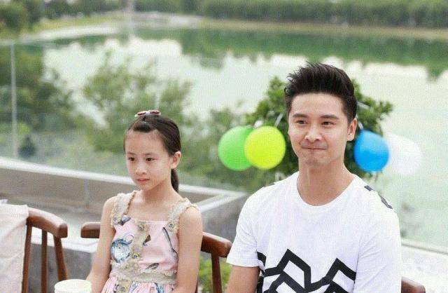 叶一茜携一双儿女逛街,11岁女儿森碟长高了,8岁小亮仔酷似田亮_带着