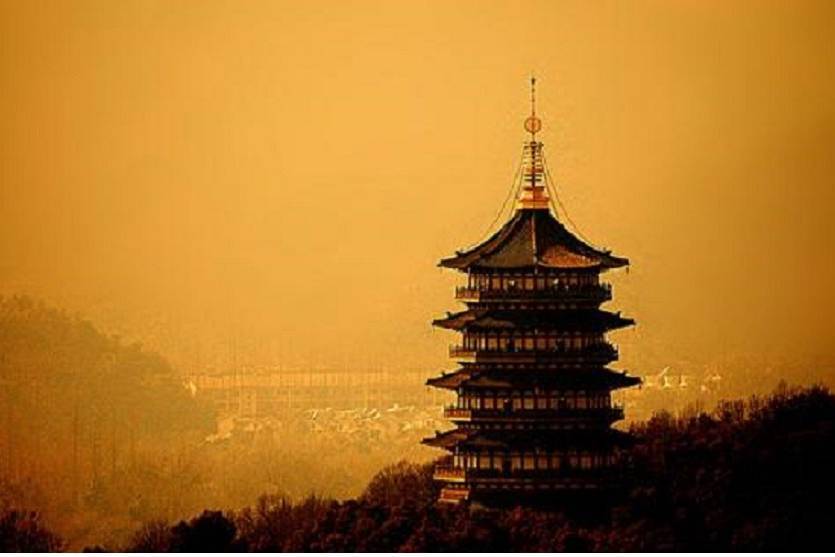 “雷峰塔”雷峰塔始建于北宋太平兴国二年，是吴越王钱俶建造
