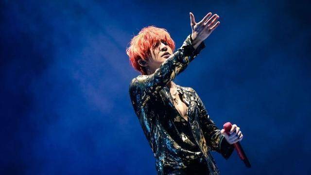 薛之谦红发出镜,条纹衬衫穿成v领,网友都被最后一张双眼皮惊艳_话说