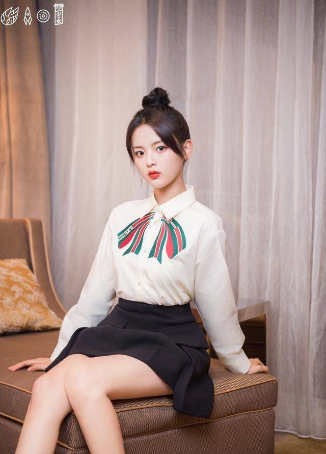 杨超越美照来袭,穿着黑色小裙子的她清纯性感,只是眼里的光没了_地方