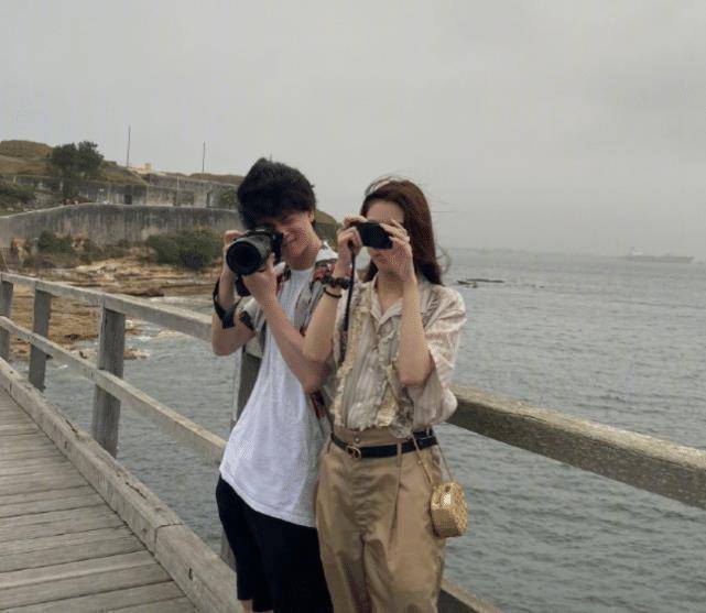 宋妍霏一家度假,妈妈衣着时髦不输女儿,母女同框好像姐妹花!