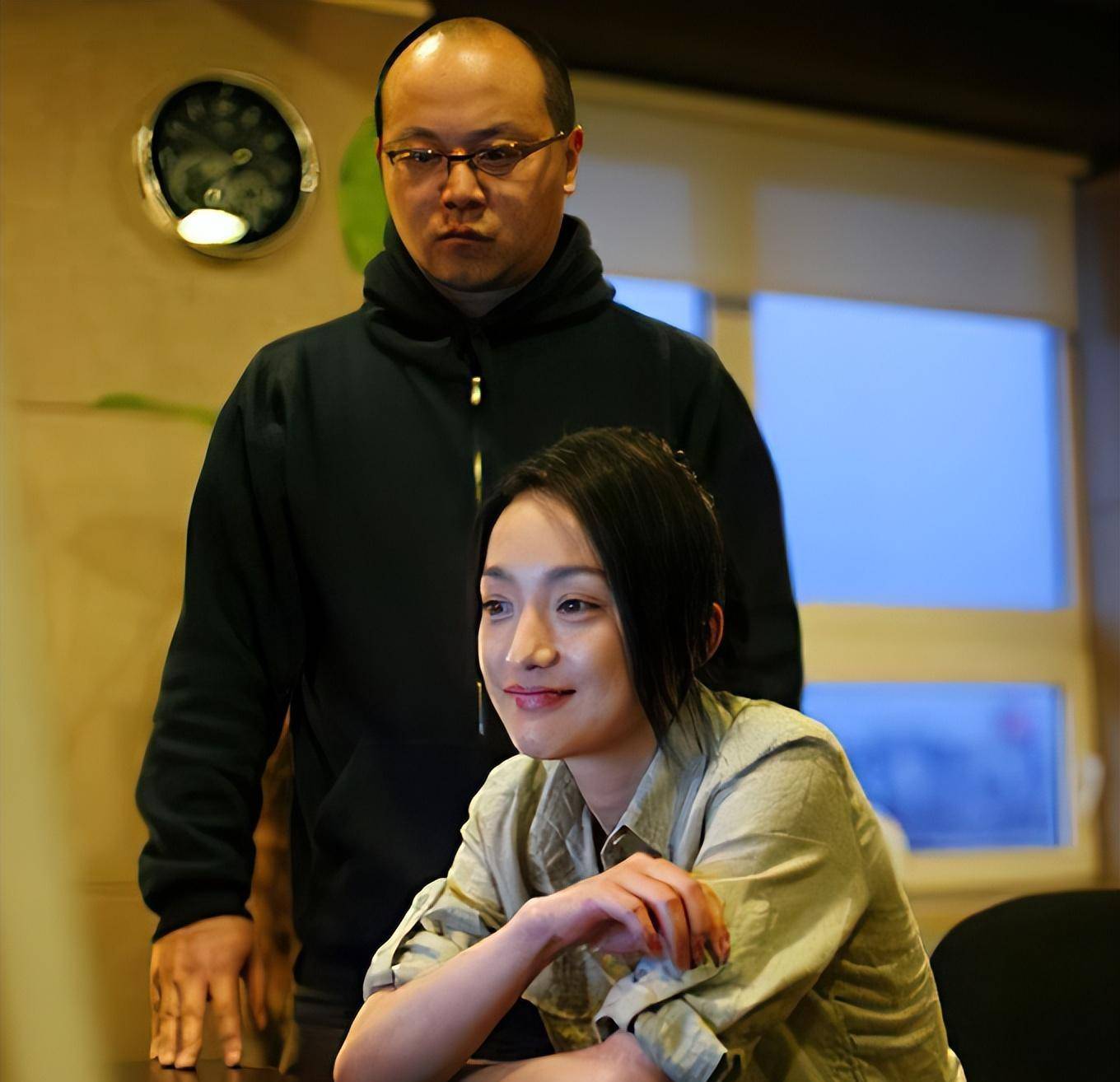 与此同时她也认识了窦唯和王菲,那个时候王菲正在努力挖姜昕的墙角