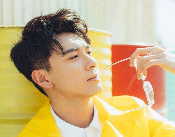 长大后被张艺谋看中,今已成当红男明星_陈星旭_小时候_策划