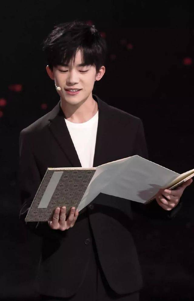 易烊千玺希望小学曝光,粉丝:好想重新回去读小学!_重庆_不知道_王俊凯