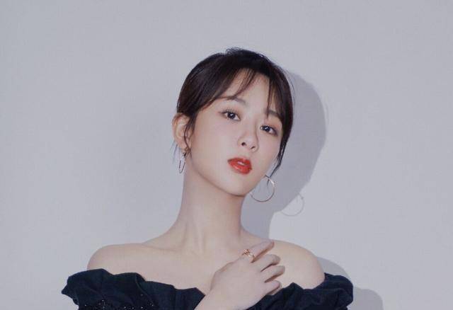 杨紫现身机场,疑似准备复工,网友好奇她和肖战新剧否能播出_明星_事情