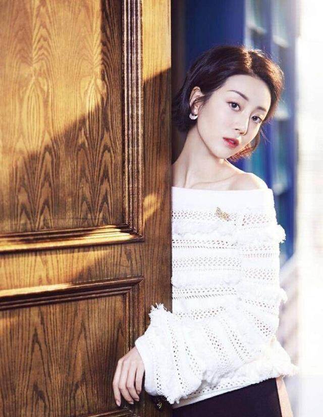 再看之前同李易峰,唐嫣等人主演的《活色生香》,李溪芮出演宁佩珊一角