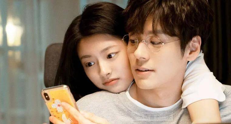 中魏哲鸣饰演章斯年是一个智商和情商都很高的统计学教授,与徐若晗