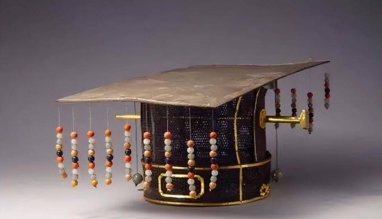 河南女子模仿武则天,泡面当王冠,麻袋做龙袍,20多家公司求签约_曹占茹