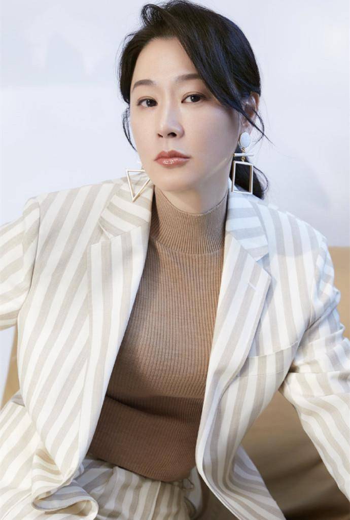 "慕容九"侯炳莹罕露面,抗癌成功精神好,与家人反目成仇多年_表情_穿着