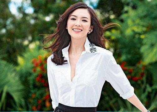 45岁章子怡带儿女海边度假,生图脚背暴露年龄,儿子正面曝光像汪峰