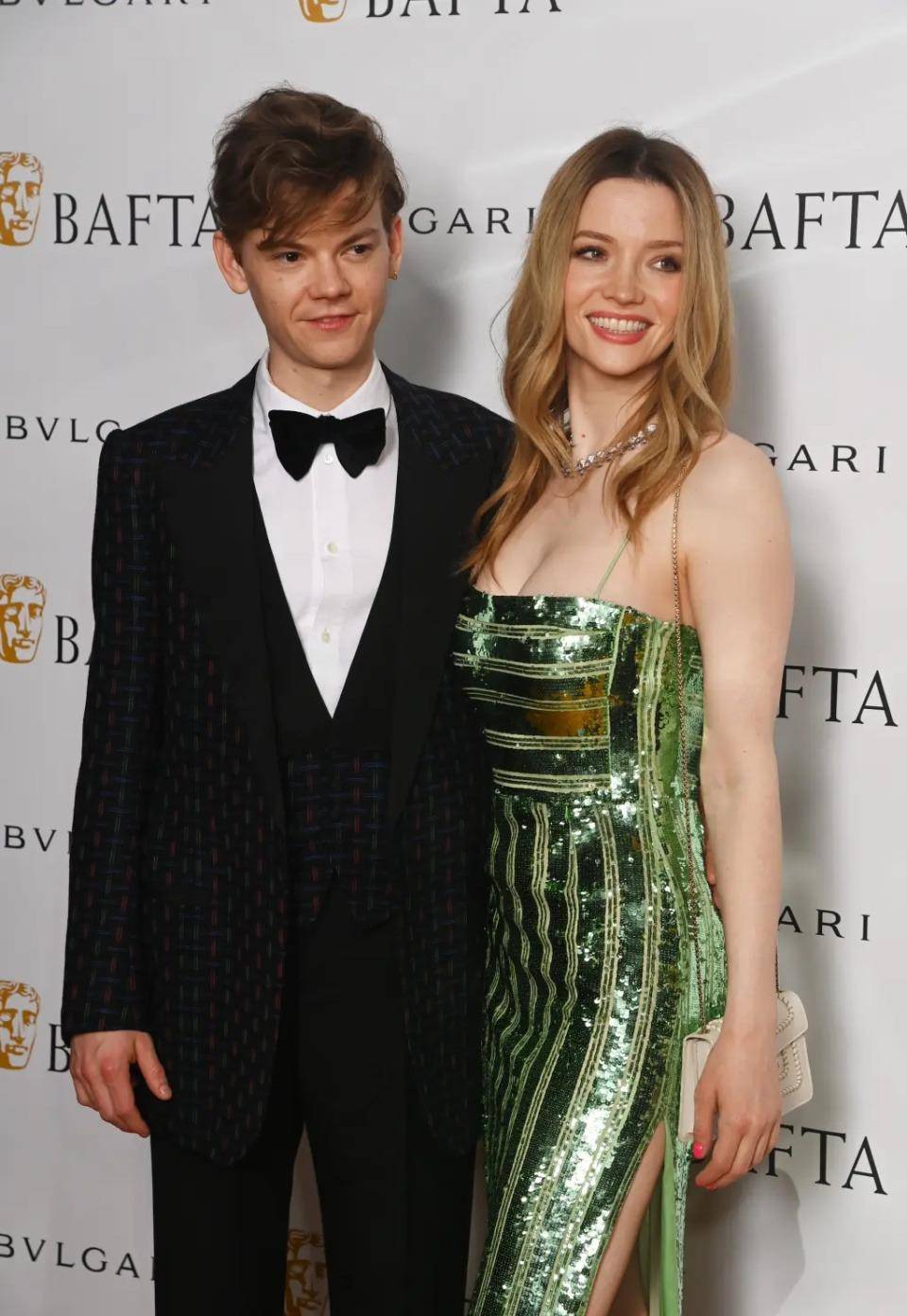 和小4岁的娃娃脸男演员,首富会心碎吗_莱莉_托马斯·布罗迪_桑斯特