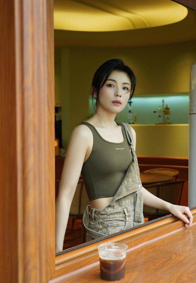 45岁刘涛活得像20岁女生,穿酷飒有型,不愧是国民女神