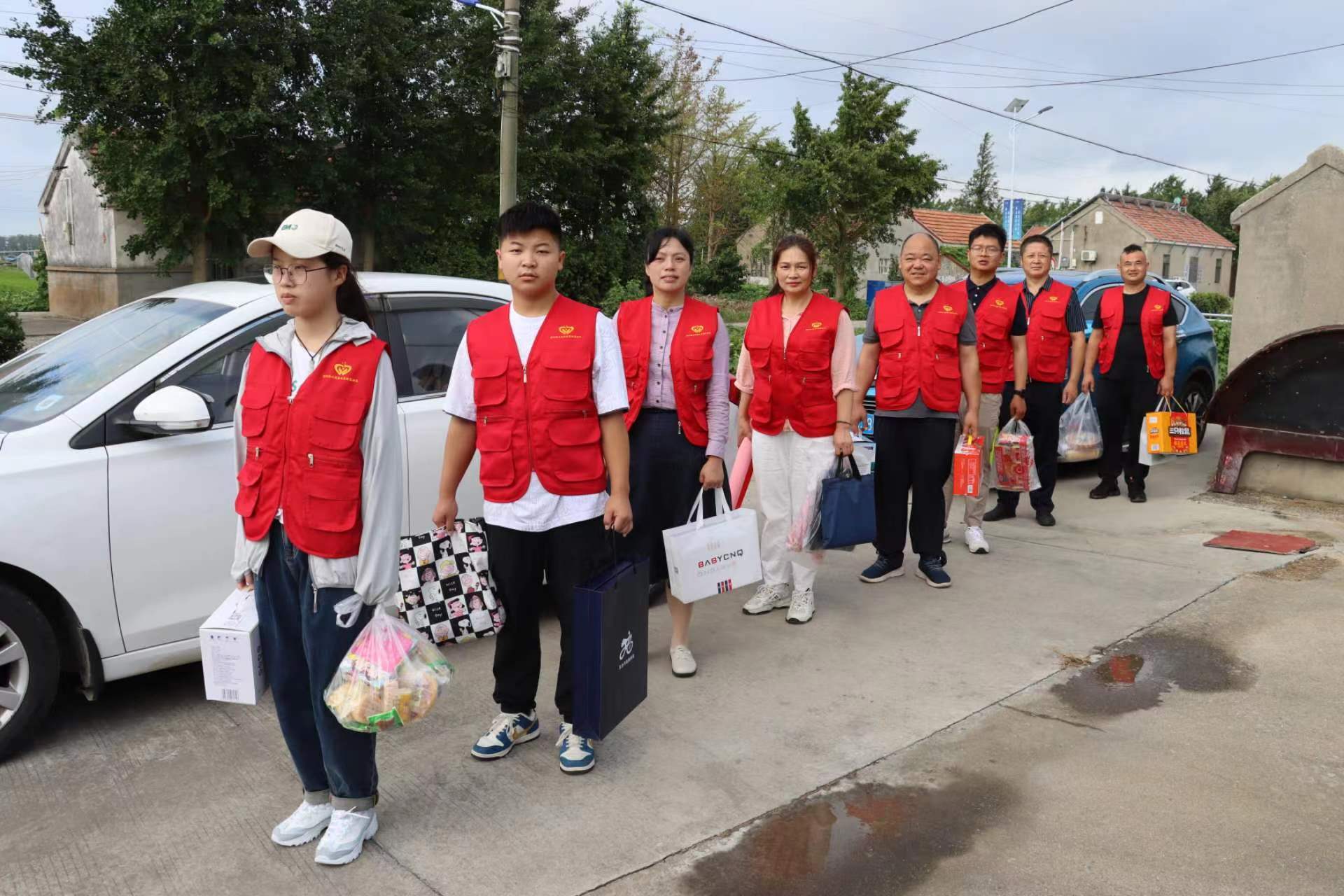 下,带着学习用品和生活日用品,看望了射阳县海通中学困难学生徐同学