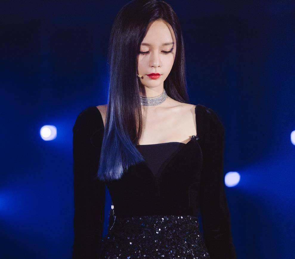 《浪姐》杜华帮丁当擦眼泪却又抹了回去,看中沈梦辰谈签约做女团_姐姐