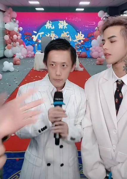 殷世航"假父亲"才26岁,被同行曝光亲爸照片,跟殷世航一般高_宣传_直播