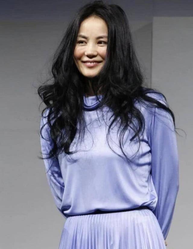 长卷发配连衣裙成知性女神,还意外撞脸邓文迪_形象_服装_一身