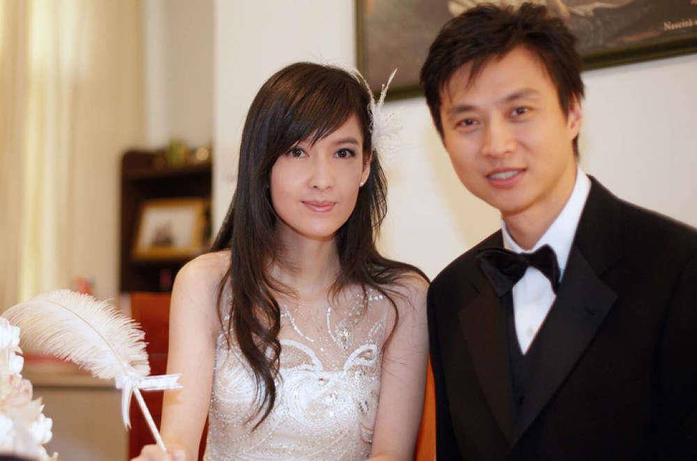 2008年,倪震被拍到与年轻女孩有亲密行为,伤心不已的周慧敏忍痛分手.