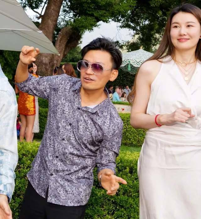 甄子丹举行60岁大寿,王宝强与冯清一起参加,两人究竟结婚了吗?