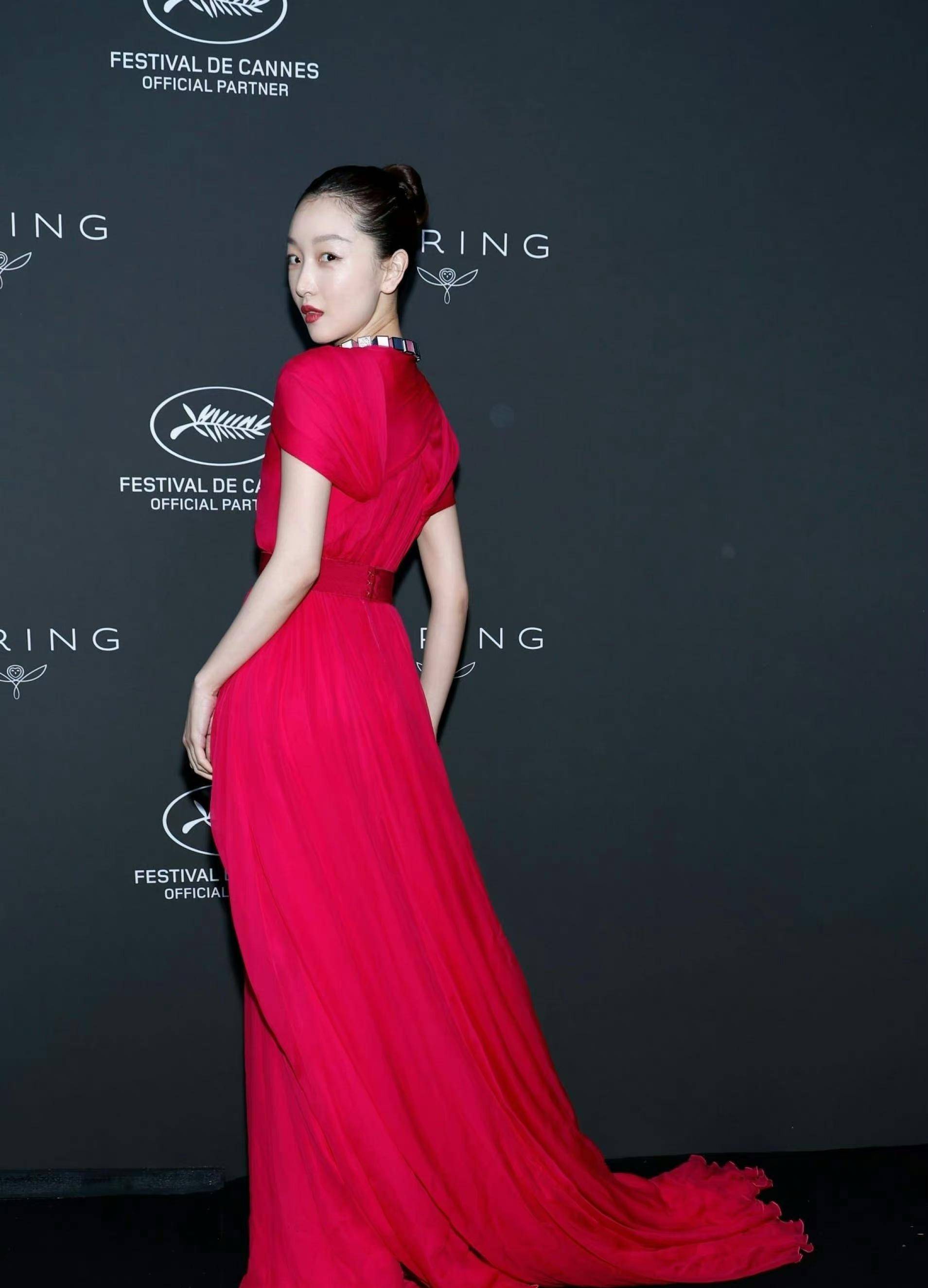 周冬雨获得戛纳电影节模特奖!平身材可以激发自信!_造型_时尚_效果