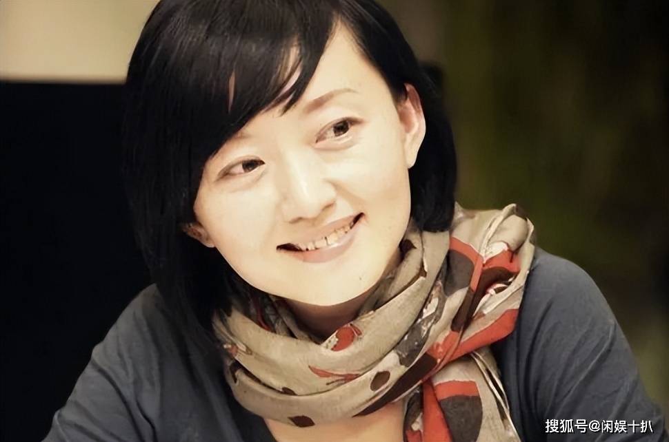 作为一名记者兼主持人,在节目里的柴静矜持冷静,坚持用最简洁,真实的