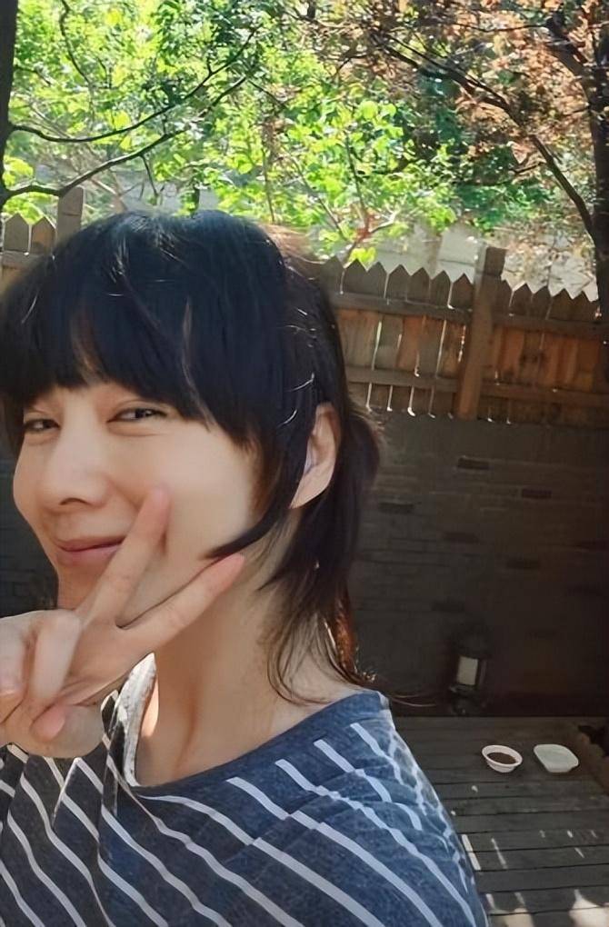 三嫂黄菲最近生活曝光:定居北京,住带有院子的房子,过得很幸福_钱莹