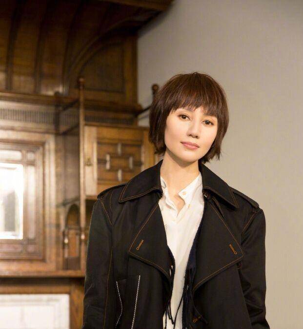 袁泉风格:简单的长衣短发,非常漂亮!_衣服_个性_一个人