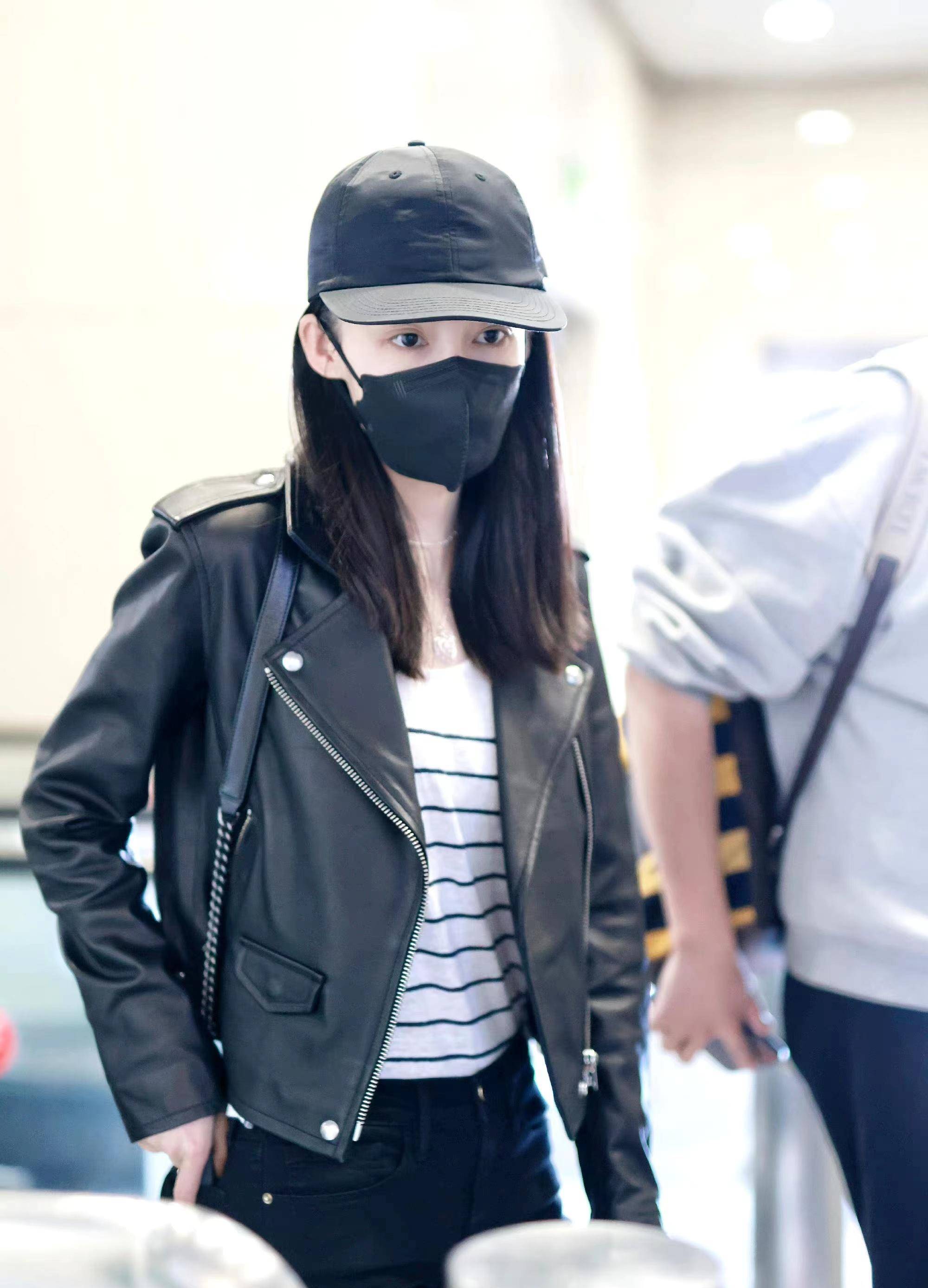 李沁现身机场,身穿黑色皮夹克搭配小黑裤,帅气又干练!_时尚_造型_身材
