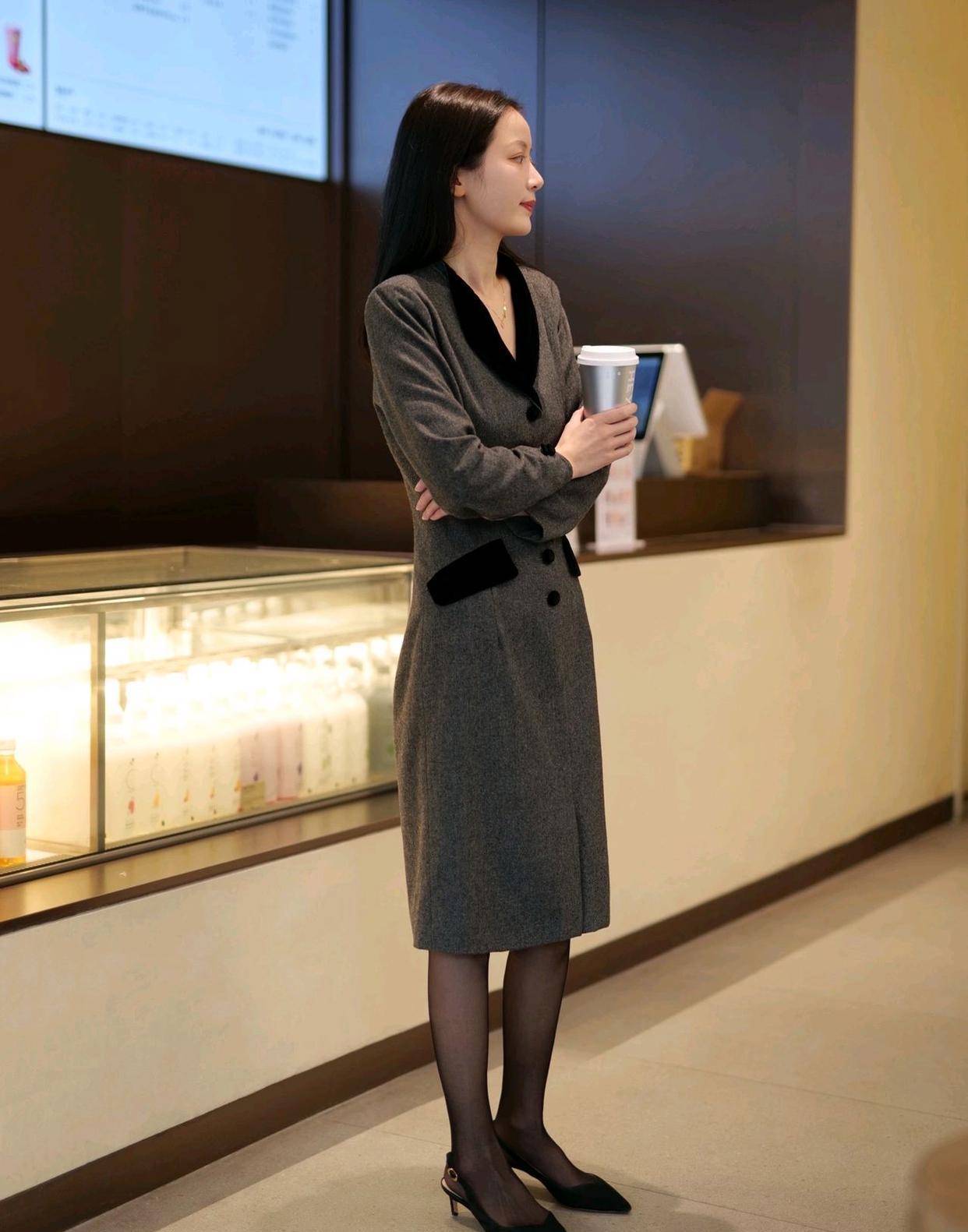 为什么某些珠宝店的员工要求穿黑色连裤袜?原因很简单_袜子_顾客_穿着