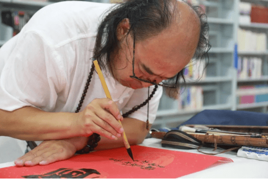 画家韩彦磊在将近3个小时的时间里,参加活动的8位书画会员现场共创作