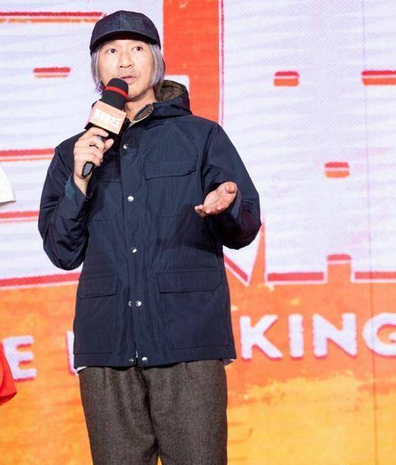 周星驰低调为新剧做宣传,但却不及脚上的鞋子抢镜,老年人的样子_电影