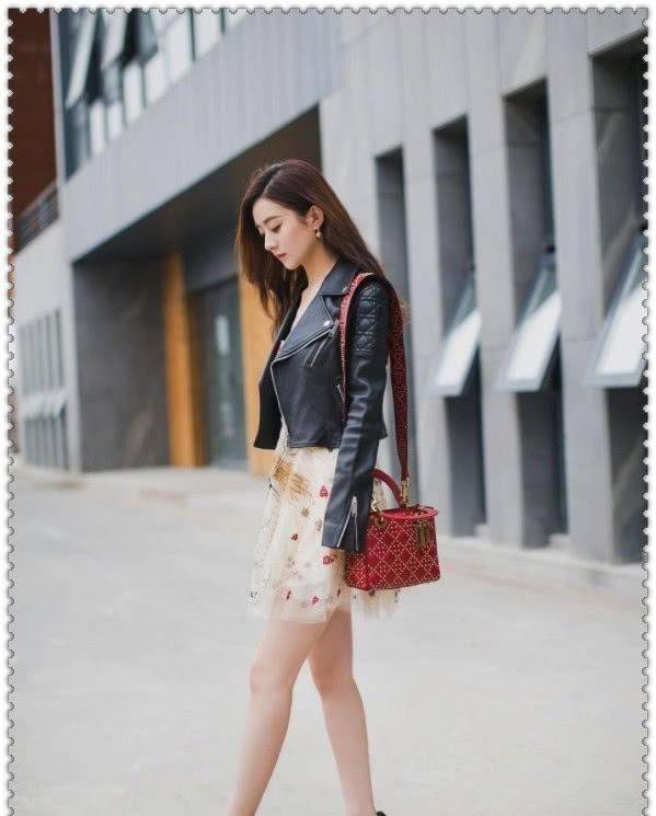 赵丽颖婚后挑战"紧身皮裙",却不小心撞到了杨幂的脸,网友:认错人了!