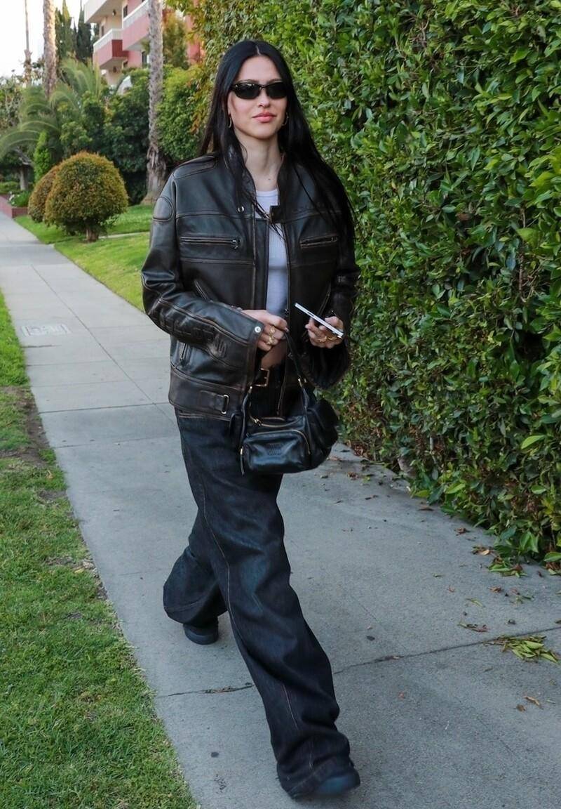 ameliagray身穿做旧皮夹克,白色t恤搭配黑色阔腿裤,潇洒又舒适_造型