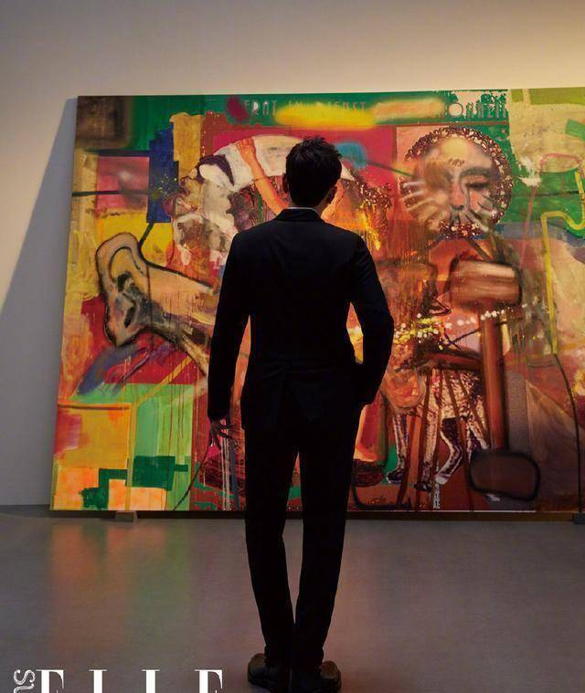 周杰伦画展真帅气,西装白t大玩背影杀,花衬衫看点十足超fashion_艺术